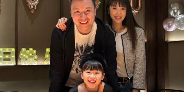 星空体育-郜林一家近照，42岁发福不少，老婆是超模，退役当老板很幸福|广州恒大|国足|广州队|国足球员|足协_新浪体育_新浪新闻