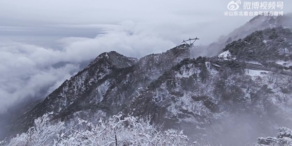 效仿泰山队，泰山队球迷组织连续18年登泰山，山顶体感温度零下