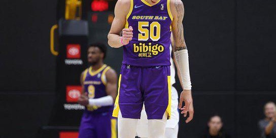 星空体育-湖人官方宣布和中锋凯勒·凯利签下一份训练营合同