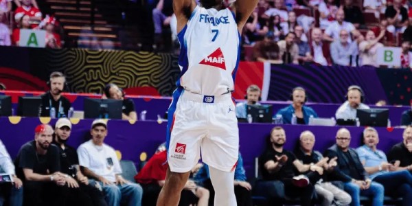 星空体育-大爆发！亚布塞莱穿着蓝色AE1Low，得到36分6篮板